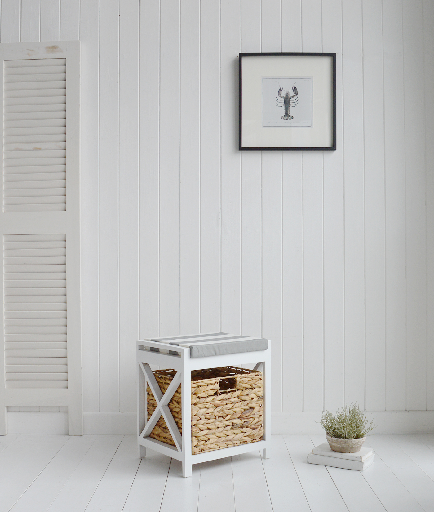 The Northport single storage seat with a basket, ideal to furnish a coastal interior