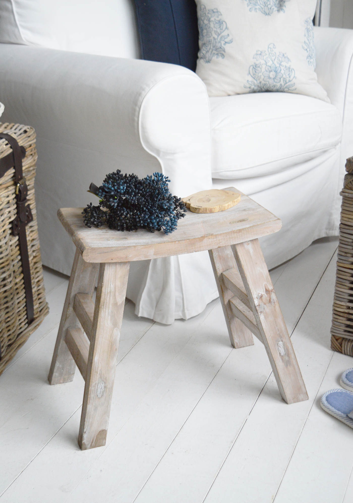 Midnight blue accents add contrast and definition to the neutral scheme.