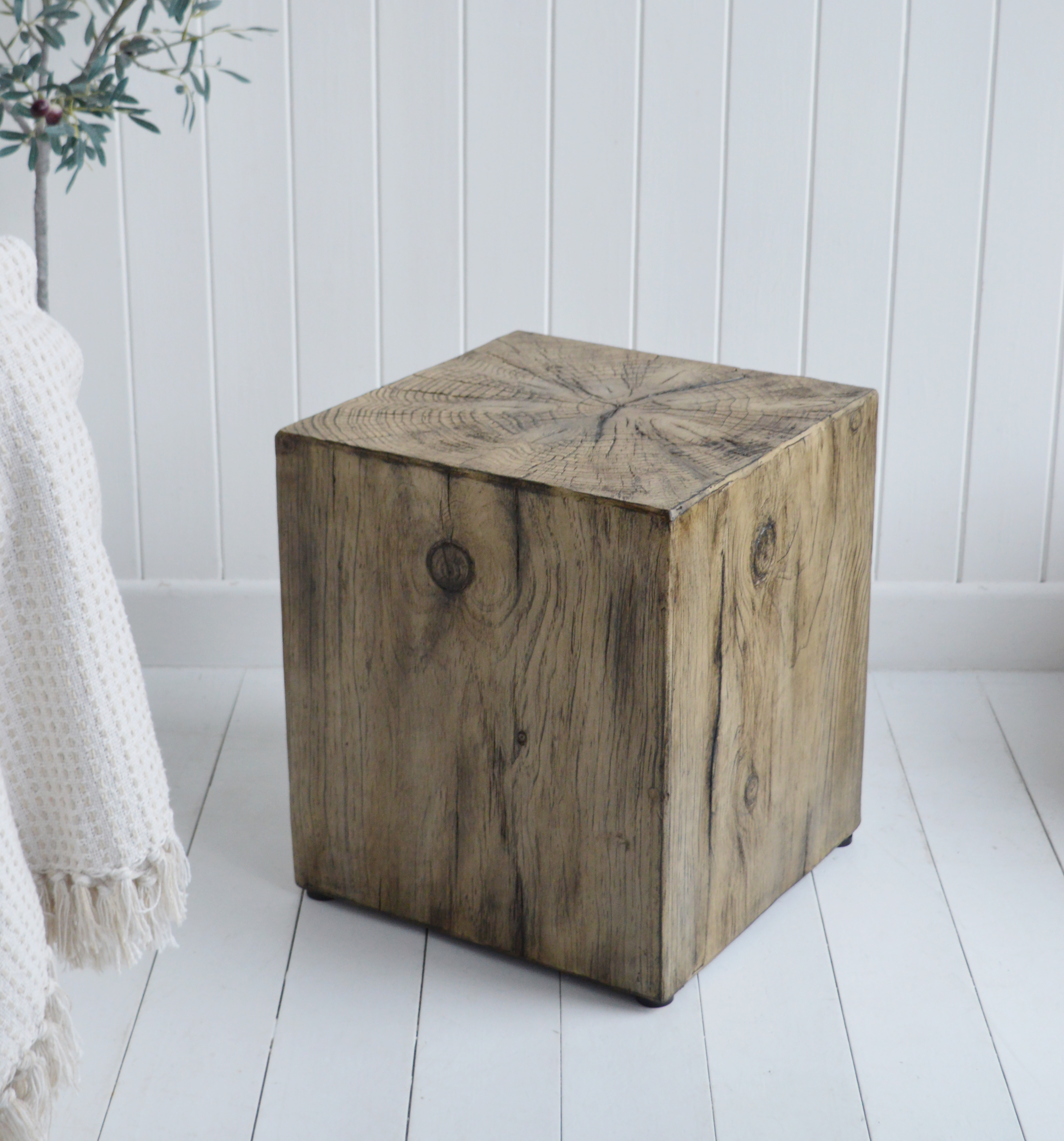 Its wood-effect finish captures the beauty of aged timber, perfect for relaxed coastal interiors.