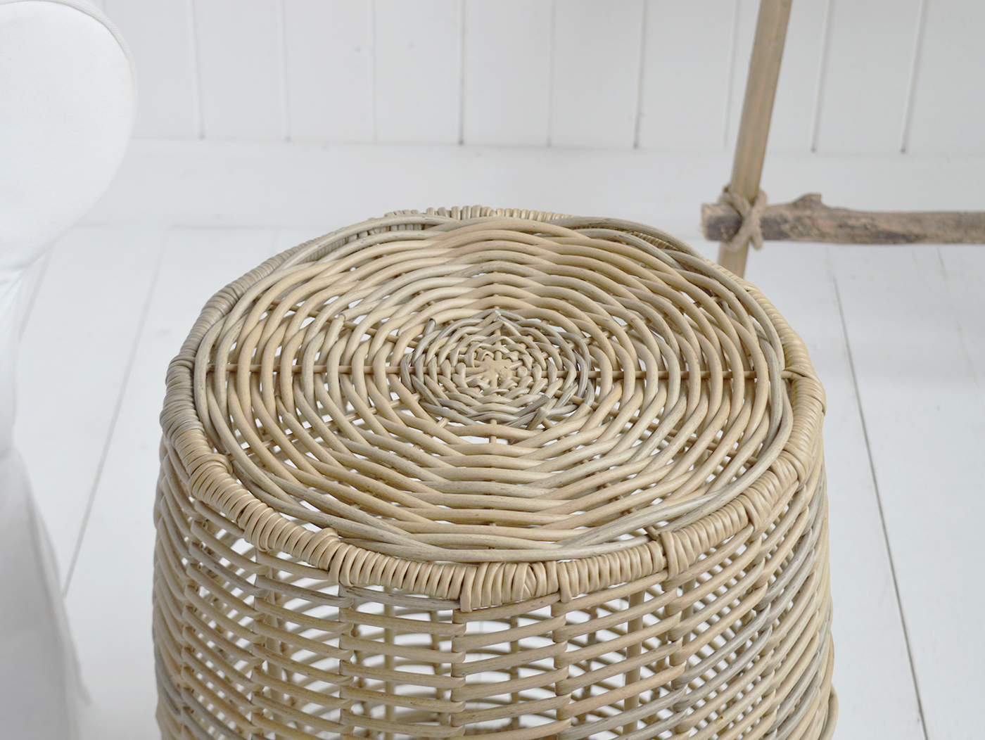 Its open weave adds warmth to white furniture and neutral interiors.