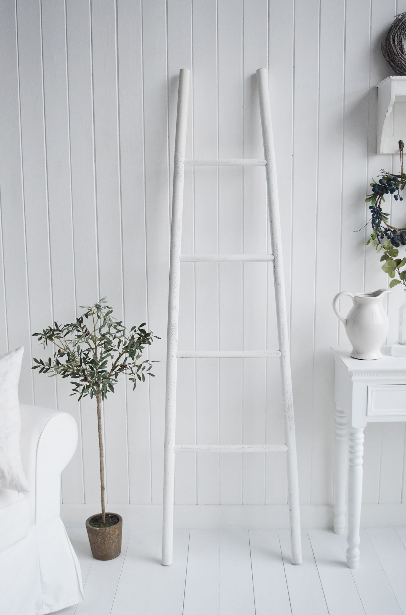 Provincetown Rustic White Blanket Ladder White Furniture