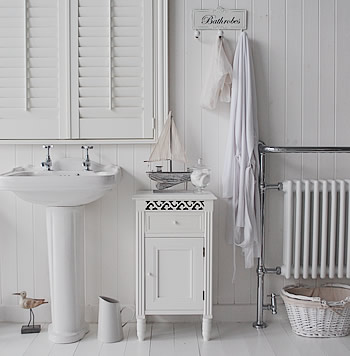 A white bathroom, calm and peaceful