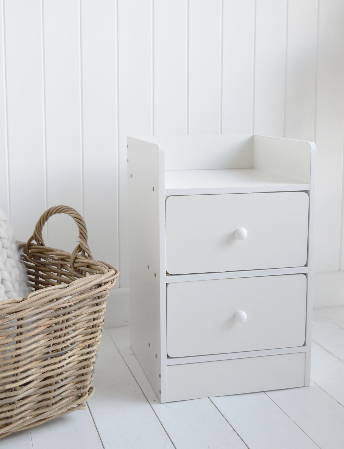 A timeless choice for neutral interiors, this white bedside table blends simplicity with traditional detailing.